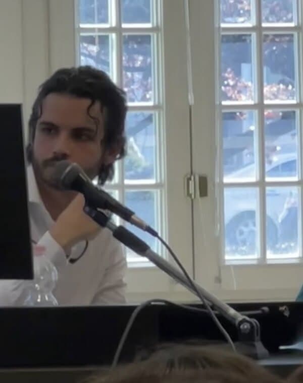 Giacomo De Benedetto durante una lezione all'Università dell'Insubria