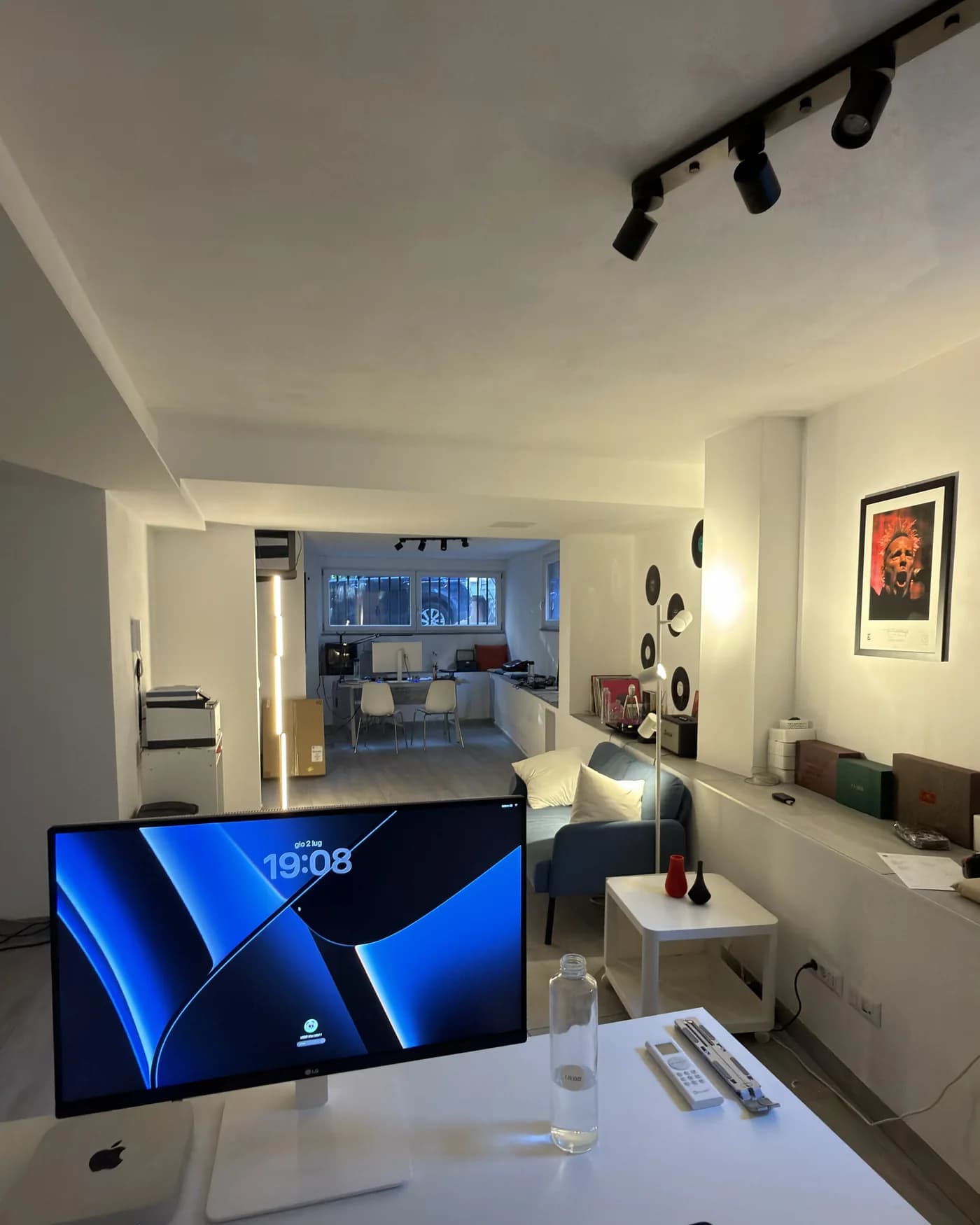 Gli interni dello studio UEBB a Varese a fine giornata, con le postazioni e l'area comune