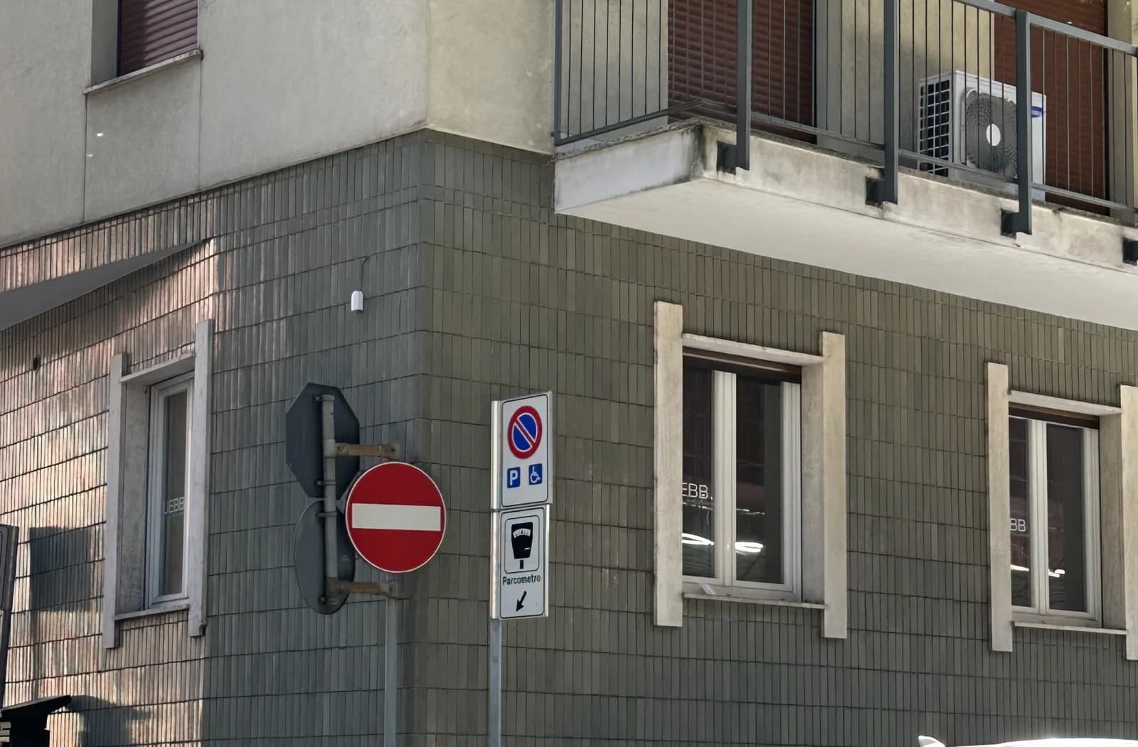 La sede UEBB in Via M.V. Staurenghi 34 a Varese: l'angolo del palazzo con le vetrofanie UEBB